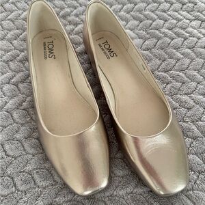 NWOT TOMS Metallic Champagne Ballet Flats